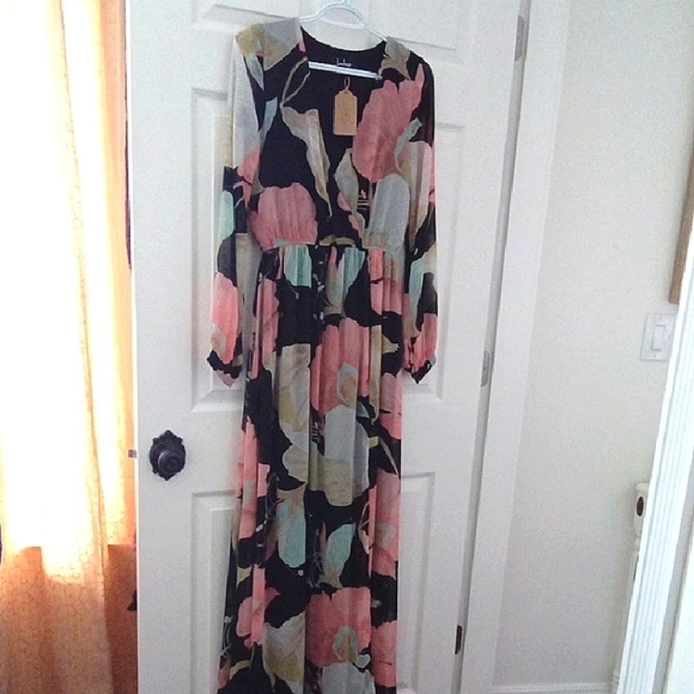 Lulu's Women's Black Floral V-Neckline Tiered Maxi Dress With Sheer Sleeves Smal